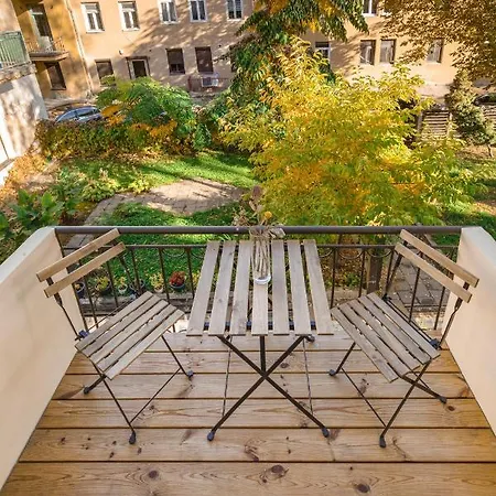 Old Town Modern - Balcony & Yard View Apartment Kaunas