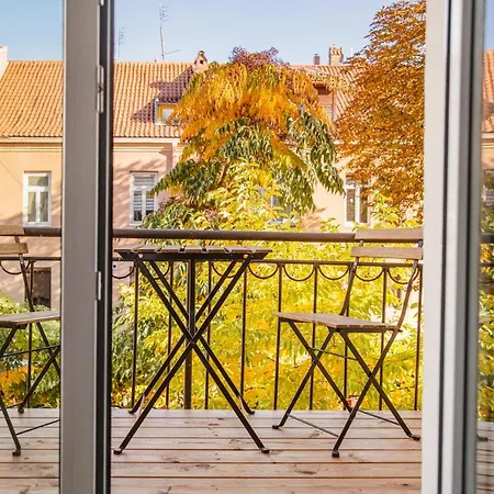 Old Town Modern - Balcony & Yard View