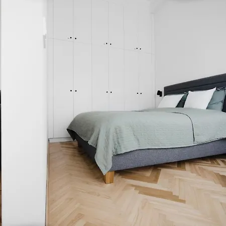 Old Town Modern - Balcony & Yard View Apartment *