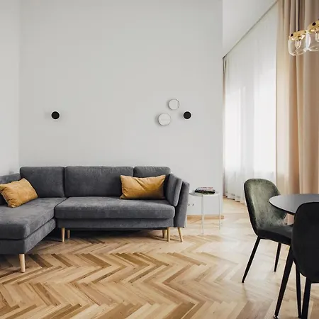 Old Town Modern - Balcony & Yard View Apartment