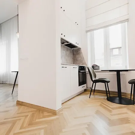 Old Town Modern - Balcony & Yard View Apartment Kaunas